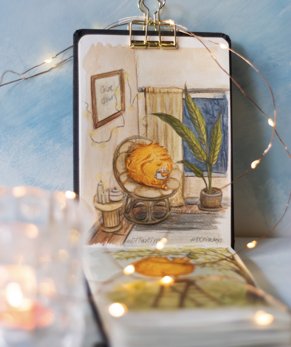 Fluffel bei der Teatime im Korbsessel, Gouache