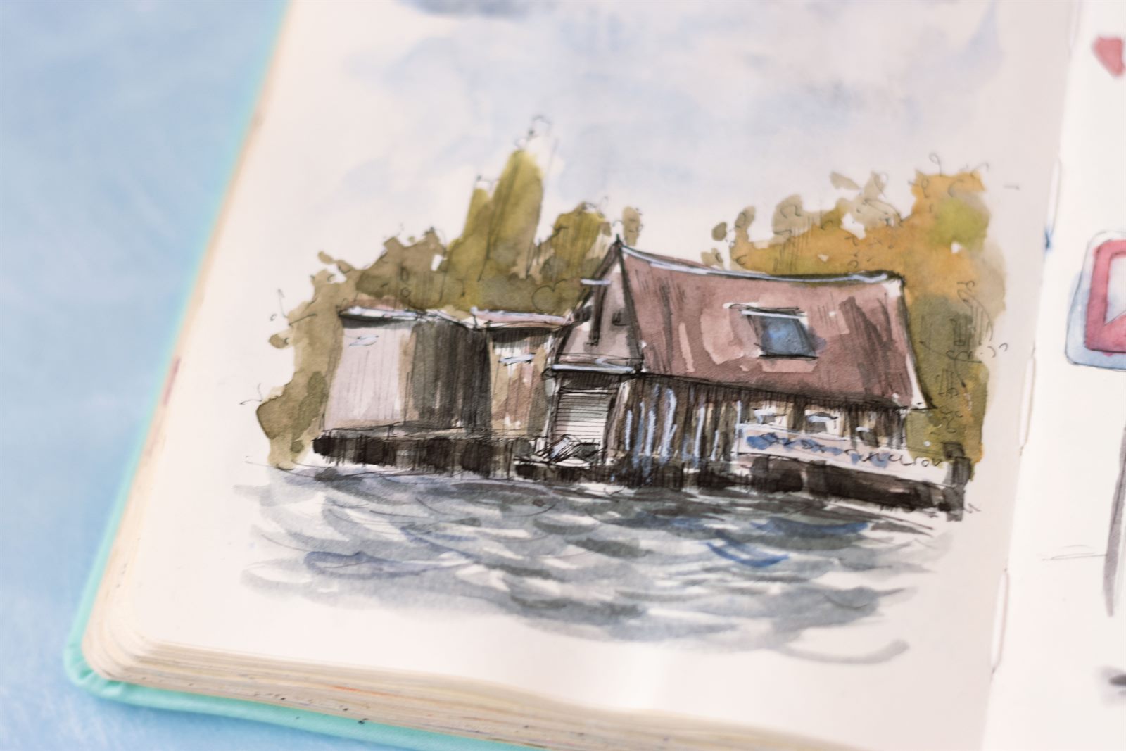 Bootshaus an der Müritz, Urban Sketch mit Aquarell und Tusche