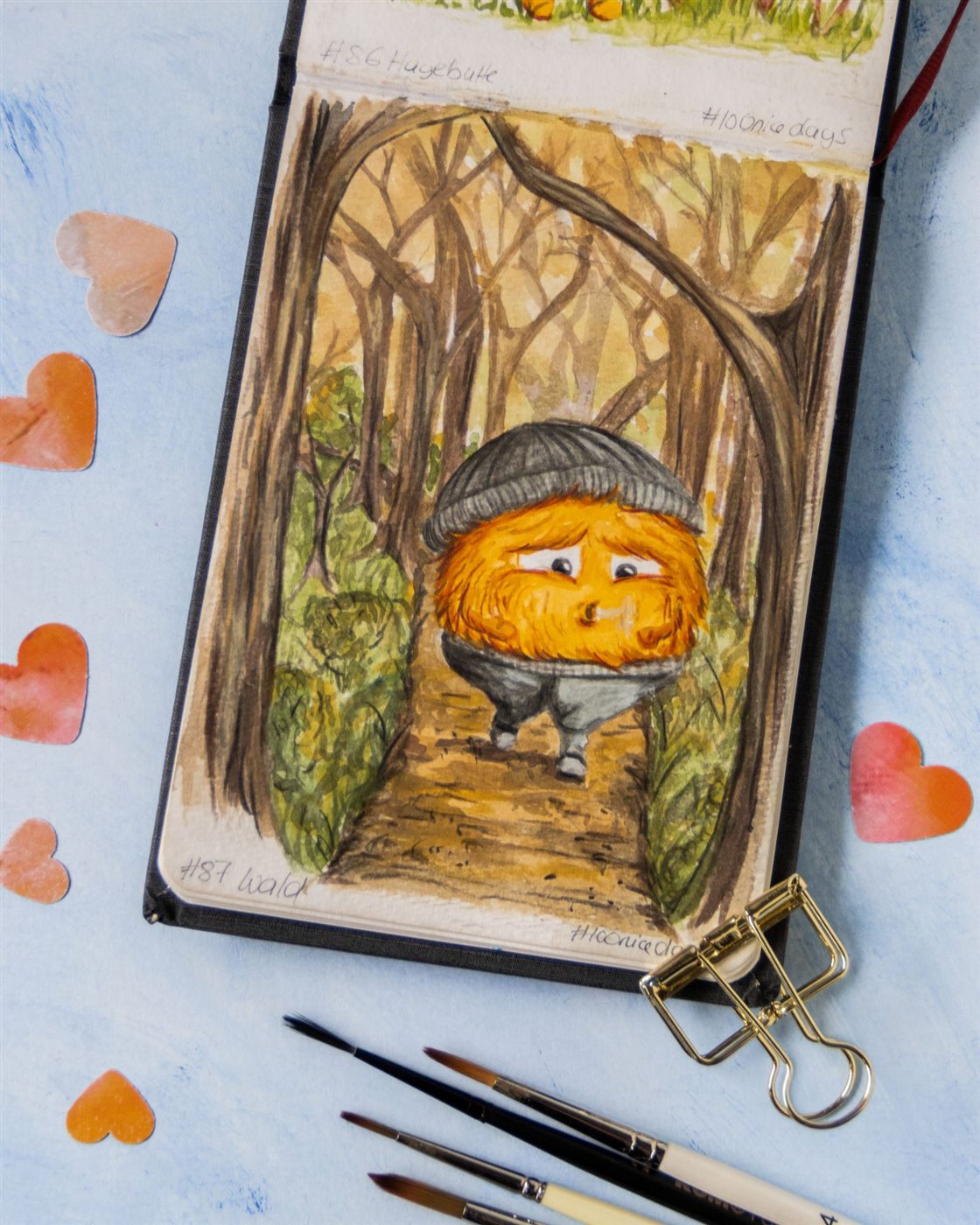 Fluffel mit Mütze spaziert durch den Herbstwald, Gouache